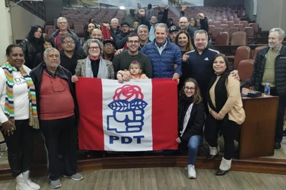 Chapa encabeçada pelo vereador Rafael Bueno vence eleição para o PDT caxiense. Na foto, Rafael, ao centro, com a atual presidente, Cecília Pozza, e o ex-prefeito de Caxias, Alceu Barbosa Velho. Foto: Luciano More / Divulgação<!-- NICAID(15484116) -->