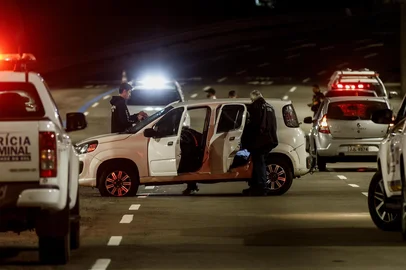 Carro alvejado no túnel da Conceição em Porto Alegre<!-- NICAID(16028647) -->