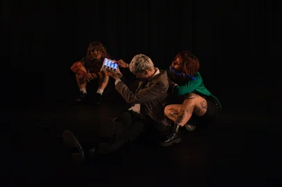 Tem mais artistas aqui da terrinha fazendo sucesso em outras plagas. É o caso dos sempre inventivos bailarinos do grupo Quarta Processos da Cena-Quarta Parede. O espetáculo Complô C.O.M Gente foi selecionando para duas apresentações em Curitiba, na mostra Las Vivas _ Plataforma Iberoamericana de Danza.<!-- NICAID(16090057) -->
