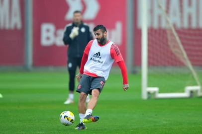 O volante Liziero participa de treino do Inter no CT Parque Gigante.<!-- NICAID(15234212) -->