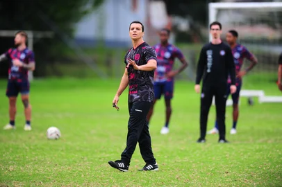 CAXIAS DO SUL, RS, BRASIL, 24/04/2025. Primeiro treino do novo técnico do Caxias, Júnior Rocha,  no CT Baixada Rubra Vanderlei Bersaghi. A SER Caxias está disputando a série C do Campeonato Brasileiro 2025. (Porthus Junior/Agência RBS)<!-- NICAID(16023741) -->