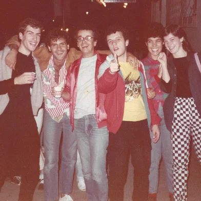 Foto do arquivo pessoal do professor de inglês Marcos Lobão, de Porto Alegre, que recebeu Cazuza com amigos na cidade nos anos de 1980. A imagem e o depoimento estão no livro Protegi teu nome por amor.<!-- NICAID(15907036) -->