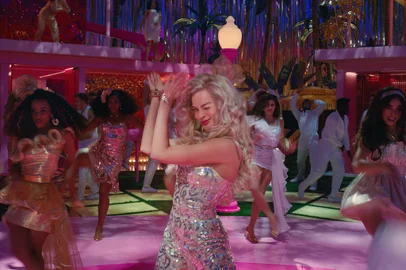 Margot Robbie no filme Barbie (2023), de Greta Gerwig.<!-- NICAID(15484471) -->