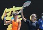 Bia Haddad derruba dupla 3 do mundo e avança em Cincinnati