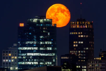 The Waning Gibbous Moon rises over the headquarter building of German rail operator Deutsche Bahn (DB, L) and the Daimler Chrysler Building at Berlin's Potsdamer Platz square on November 7, 2025. (Photo by Odd ANDERSEN / AFP)Editoria: SCILocal: BerlinIndexador: ODD ANDERSENSecao: natureFonte: AFPFotógrafo: STF<!-- NICAID(16163054) -->
