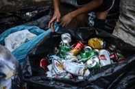 PORTO ALEGRE, RS, BRASIL - 2023.04.03 - Foto para reportagem sobre coleta seletiva de Porto Alegre. Na foto: Rodrigo Freitas, trabalha há 10 anos com reciclagem e diz que a cidade sempre teve problemas em separar corretamente o lixo. (Foto: André Ávila/ Agência RBS)Indexador: Andre Avila<!-- NICAID(15393455) -->