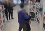 Vídeo mostra homem mantendo criança refém após esfaquear duas mulheres no Centro Histórico