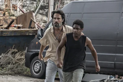 7 PRISIONEIROS (L to R) RODRIGO SANTORO as LUCA, CHRISTIAN MALHEIROS as MATEUS in 7 PRISIONEIROS movie. Cr. ALINE ARRUDA/NETFLIX Â© 2021<!-- NICAID(14941108) -->