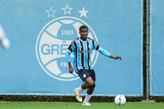 Jovem da base do Grêmio pede desculpas por erro em estreia contra