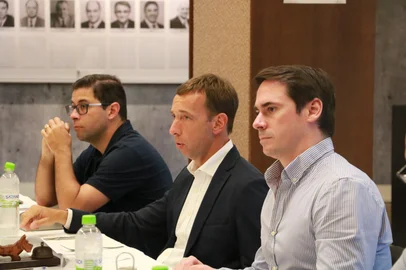 Reunião da diretoria, presidente Claudio Teitelbaum, ao centro