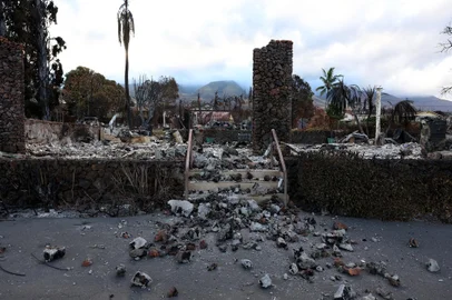 Dozens Killed In Maui Wildfire Leaving The Town Of Lahaina DevastatedLAHAINA, HAWAII - AUGUST 16: A view of a home that was destroyed by a wildfire on August 16, 2023 in Lahaina, Hawaii. At least 106 people were killed and thousands were displaced after a wind driven wildfire devastated the towns of Lahaina and Kula early last week. Crews are continuing to search for missing people.   Justin Sullivan/Getty Images/AFP (Photo by JUSTIN SULLIVAN / GETTY IMAGES NORTH AMERICA / Getty Images via AFP)Editoria: DISLocal: LahainaIndexador: JUSTIN SULLIVANSecao: disaster (general)Fonte: GETTY IMAGES NORTH AMERICAFotógrafo: CONTRIBUTOR<!-- NICAID(15512015) -->