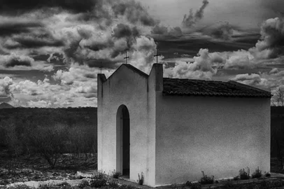 A Secretaria Municipal da Cultura recebe, por meio da Galeria Municipal de Artes Gerd Bornheim, a exposição “O Sertão Nosso de Cada Dia”, do fotógrafo mineiro Walter Karwatzki. A partir do dia 9 de maio, o público poderá visitar a mostra, que apresenta um olhar sensível e poético sobre os sertões nordestinos. Com curadoria de Laura Ribero Ruedo, a exposição é composta por 30 imagens em preto e branco e um vídeo, e segue em cartaz até 31 de maio de 2025.<!-- NICAID(16031230) -->