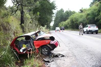 CAXIAS DO SUL, RS, BRASIL, 08/12/2025. Acidente de trânsito - Um homem e uma mulher morreram em um acidente na tarde desta terça-feira (9), na RS-453, em Caxias do Sul. A colisão frontal envolveu um Palio e um HB20S, por volta de 15h, no km 161 da rodovia. Os dois mortos eram ocupantes do Palio. (Porthus Junior/Agência RBS)<!-- NICAID(16183664) -->