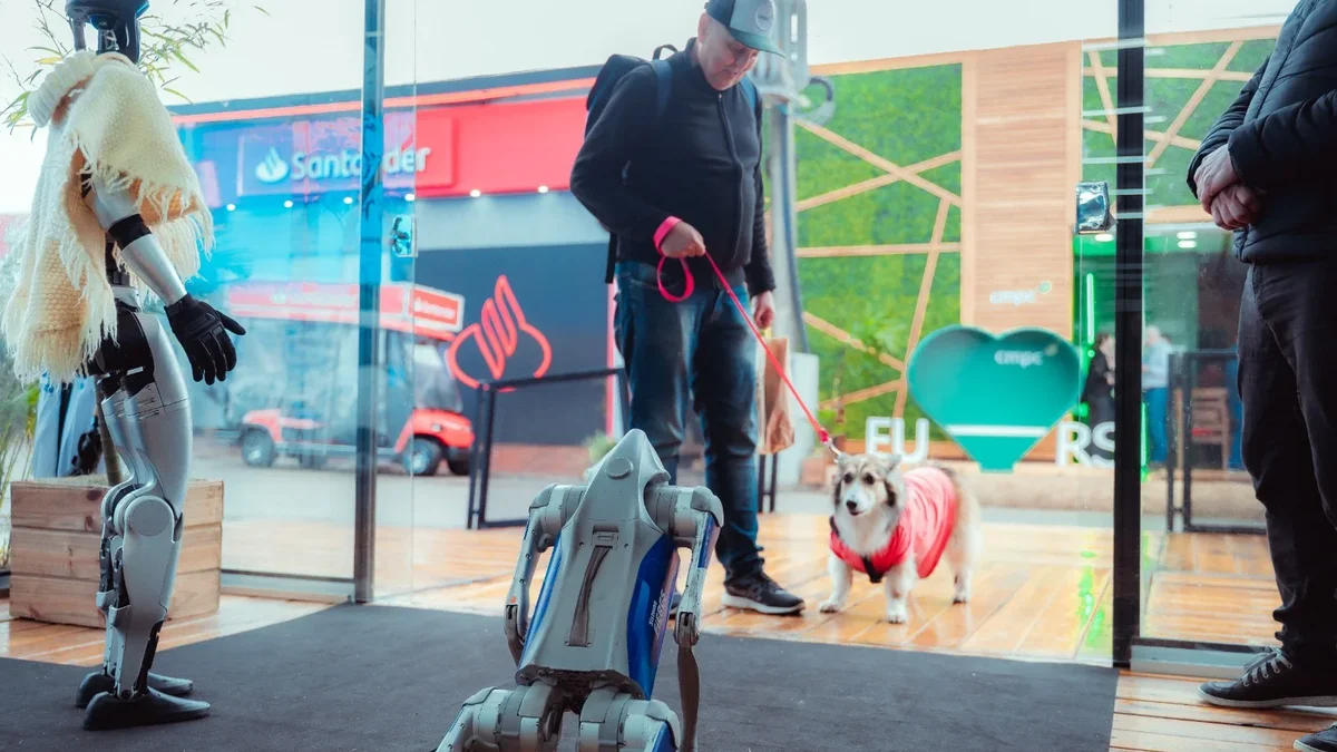O dia em que um cão de verdade conheceu um cachorro-robô na Expointer