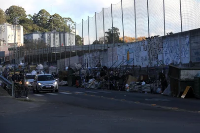CAXIAS DO SUL, RS, BRASIL, 17/05/2021 - [15:32, 17/05/2021] Leonardo Lopes: Rua Cristóforo Randon, no Euzébio, problema com os recicladores. Os moradores seguem reclamando da sujeira e da baderna no local. A prefeitura debate um novo projeto, deve tirar eles de lá e colocar em um pavilhão estruturado. Moradores tem medo, parece que traficantes e usuários estão envolvidos. (Marcelo Casagrande/Agência RBS)<!-- NICAID(14785433) -->
