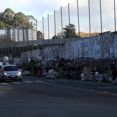 CAXIAS DO SUL, RS, BRASIL, 17/05/2021 - [15:32, 17/05/2021] Leonardo Lopes: Rua Cristóforo Randon, no Euzébio, problema com os recicladores. Os moradores seguem reclamando da sujeira e da baderna no local. A prefeitura debate um novo projeto, deve tirar eles de lá e colocar em um pavilhão estruturado. Moradores tem medo, parece que traficantes e usuários estão envolvidos. (Marcelo Casagrande/Agência RBS)<!-- NICAID(14785433) -->