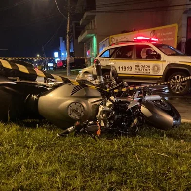 Um homem, ainda sem identificação, morreu na noite deste domingo (21), após colidir em um poste em Caxias do Sul. Ele conduzia uma moto na rua Ludovico Cavinato, próximo à rótula com a Perimetral Norte.<!-- NICAID(15182516) -->