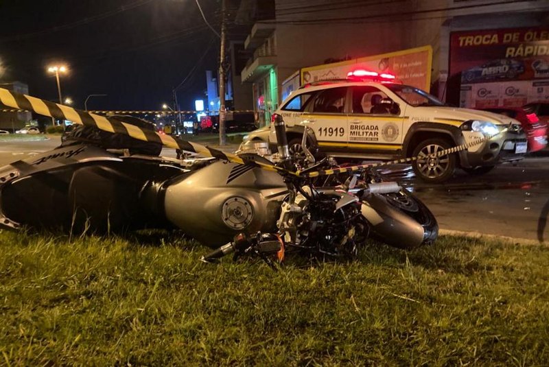 Um homem, ainda sem identificação, morreu na noite deste domingo (21), após colidir em um poste em Caxias do Sul. Ele conduzia uma moto na rua Ludovico Cavinato, próximo à rótula com a Perimetral Norte.<!-- NICAID(15182516) -->