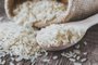 White rice scattered from a bag on a background of old boards. Jasmine rice for cooking.Arroz branco - Foto: Maryna Osadcha/stock.adobe.comFonte: 322471923<!-- NICAID(15599896) -->