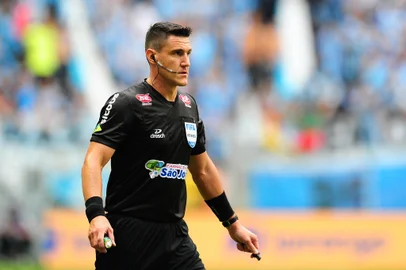 PORTO ALEGRE, RS, BRASIL, 06/04/2024. Grêmio x Juventude, segundo jogo da final do Campeonato Gaúcho (Gauchão 2024), realizado na Arena do Grêmio. Na foto, árbitro Rafael Klein (Porthus Junior/Agência RBS)<!-- NICAID(15727671) -->