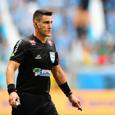 PORTO ALEGRE, RS, BRASIL, 06/04/2024. Grêmio x Juventude, segundo jogo da final do Campeonato Gaúcho (Gauchão 2024), realizado na Arena do Grêmio. Na foto, árbitro Rafael Klein (Porthus Junior/Agência RBS)<!-- NICAID(15727671) -->