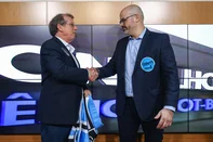 RS - FUTEBOL/GREMIO - ESPORTES - Conselheiros do Gremio participam da votaÃ§Ã£o para escolha do novo presidente do clube. As chapa 1 e 2 foram as escolhidas para o segundo turno que tera a participaÃ§Ã£o dos sÃ³cios. Na foto, Odorico Roman e Paulo Caleffi. FOTO: LUCAS UEBEL/GREMIO FBPA<!-- NICAID(16157664) -->
