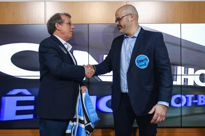 Lucas Uebel / Grêmio/Divulgação RS - FUTEBOL/GREMIO - ESPORTES - Conselheiros do Gremio participam da votação para escolha do novo presidente do clube. As chapa 1 e 2 foram as escolhidas para o segundo turno que tera a participação dos sócios. Na foto, Odorico Roman e Paulo Caleffi. FOTO: LUCAS UEBEL/GREMIO FBPA<!-- NICAID(16157664) -->