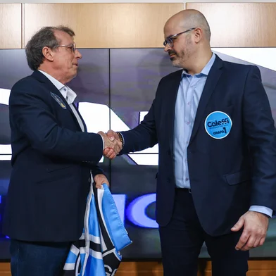 RS - FUTEBOL/GREMIO - ESPORTES - Conselheiros do Gremio participam da votaÃ§Ã£o para escolha do novo presidente do clube. As chapa 1 e 2 foram as escolhidas para o segundo turno que tera a participaÃ§Ã£o dos sÃ³cios. Na foto, Odorico Roman e Paulo Caleffi. FOTO: LUCAS UEBEL/GREMIO FBPA<!-- NICAID(16157664) -->