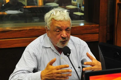 Sala de Redação,esquerda para direita, Wianey Carlet, Kenny Braga, Paulo Sant'Ana, Adroaldo Guerra Filho, Lauro Quadros, e Ruy Carlos Ostermann, de costas. Na foto, Paulo Sant'Ana.<!-- NICAID(2669103) -->