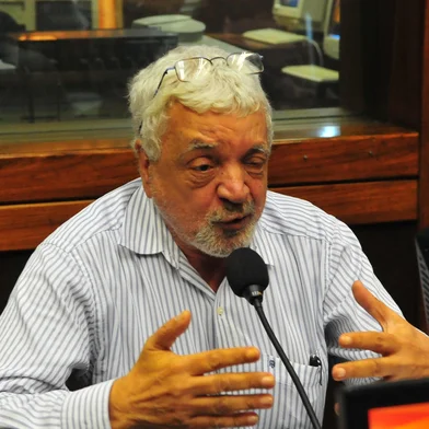 Sala de Redação,esquerda para direita, Wianey Carlet, Kenny Braga, Paulo Sant'Ana, Adroaldo Guerra Filho, Lauro Quadros, e Ruy Carlos Ostermann, de costas. Na foto, Paulo Sant'Ana.<!-- NICAID(2669103) -->