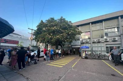 ***EM BAIXA***PORTO ALEGRE, RS, BRASIL, 09/04/2024- Fila no Departamento de Identificação. Foto: Lucas Abati / Agencia RBS<!-- NICAID(15729291) -->