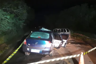 Dois homens morreram em um acidente de trânsito na noite de sábado (10.05.2025), na ERS-305, em Tucunduva, no noroeste do Estado.<!-- NICAID(16034703) -->