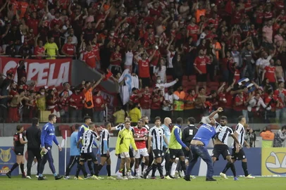 PORTO ALEGRE, RS, BRASIL,  06/11/2021- Gre-Nal 434: jogo válido pela 30ª rodada do Campeonato Brasileiro, no estádio Beira-rio. Foto:  Mateus Bruxel / Agencia RBS<!-- NICAID(14934503) -->