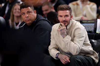 Ronaldo e David Beckham em jogo da NBA em Paris.