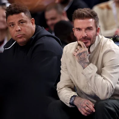 Ronaldo e David Beckham em jogo da NBA em Paris.