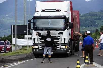 TRÊS CACHOEIRAS , RS , BRASIL , 23-04-2015 -  PARALIZAÇÃO DE CAMINHONEIROS EM TRES CACHOEIRAS NO KM 22, CAMINHONEIROS BLOQUEIAM A RODOVIA IMPEDINDO QUE OUTROS CAMINHONEIROS SIGAM VIAGEM ( FOTO : RONALDO BERNARDI / AGENCIA RBS )