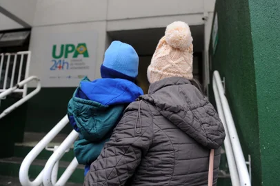CAXIAS DO SUL, RS, BRASIL, 19/05/2022 - Aumenta procura por atendimentos de pacientes com sintomas gripais nas UPAs de Caxias. NA FOTO: Estefania Maciel, 38 anos, teve Influenza e levou o filho Natan Maciel, três anos a UPA Central na manhã dessa quinta-feira (19) depois que ele teve sintomas gripais. (Marcelo Casagrande/Agência RBS)<!-- NICAID(15100114) -->