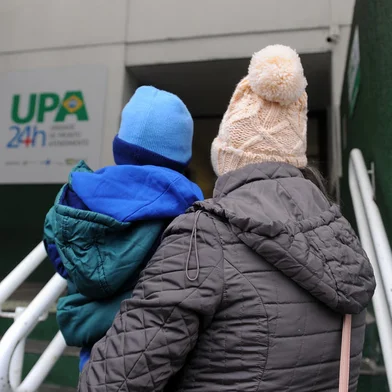 CAXIAS DO SUL, RS, BRASIL, 19/05/2022 - Aumenta procura por atendimentos de pacientes com sintomas gripais nas UPAs de Caxias. NA FOTO: Estefania Maciel, 38 anos, teve Influenza e levou o filho Natan Maciel, três anos a UPA Central na manhã dessa quinta-feira (19) depois que ele teve sintomas gripais. (Marcelo Casagrande/Agência RBS)<!-- NICAID(15100114) -->