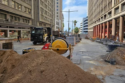 Obras a quase três no Quadrilátero Central em Porto Alegre, afeta diretamente a rotina do Centro Histórico da capital.<!-- NICAID(15962788) -->