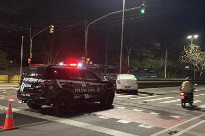 Homem morre após bater carro em mureta de corredor de ônibus na Bento Gonçalves<!-- NICAID(16124195) -->