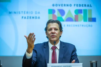 O Conselho Monetário Nacional (CMN) vai mudar o regime de metas de inflação. A decisão foi apresentada pelo ministro da Fazenda, Fernando Haddad, após reunião ocorrida nesta quinta-feira (29). A meta será contínua a partir de 2025, além de ter sido mantida em 3,25% para 2023, e 3% para 2024, 2025 e 2026, com margem de tolerância de 1,5 ponto percentual para cima ou para baixo.<!-- NICAID(15469865) -->