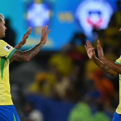 Brazil's midfielder #08 Bruno Guimaraes (L) celebrates with teammate defender #04 Marquinhos (R) after scoring his team's third goal during the 2026 FIFA World Cup South American qualifiers football match between Brazil and Chile, at the Maracana stadium in Rio de Janeiro, Brazil on September 4, 2025. (Photo by Mauro PIMENTEL / AFP)Editoria: SPOLocal: Rio de JaneiroIndexador: MAURO PIMENTELSecao: soccerFonte: AFPFotógrafo: STF<!-- NICAID(16117587) -->