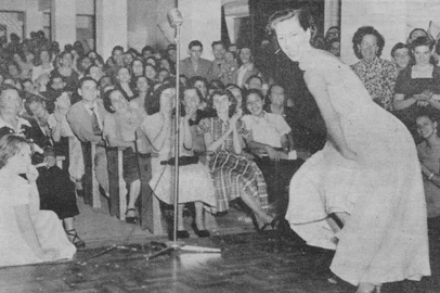 Cantora Carmélia Alves o auditório da Rádio Gaúcha no Edifício União em 1958<!-- NICAID(15669928) -->