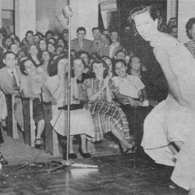 Cantora Carmélia Alves o auditório da Rádio Gaúcha no Edifício União em 1958<!-- NICAID(15669928) -->