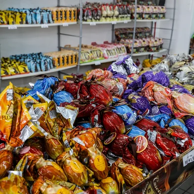 CAXIAS DO SUL, RS, BRASIL, 14/03/2026. Movimento de público nas feiras de Páscoa em Caxias do Sul ainda é tímido, mas comerciantes esperam aumento nas vendas na semana da celebração. (Neimar De Cesero/Agência RBS)Indexador: Neimar De Cesero<!-- NICAID(16245280) -->
