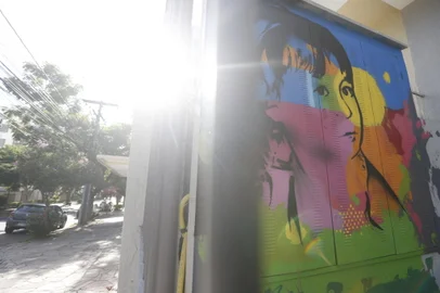 PORTO ALEGRE, RS, BRASIL - 25.02.2022 - Rua Eudoro Berlink está sendo revitalizada por uma seguradora com a aplicação de grafite por postes, muros. (Foto: Lauro Alves/Agencia RBS)<!-- NICAID(15026775) -->