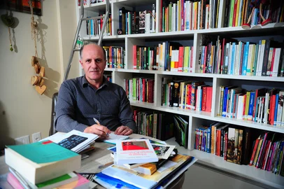 CAXIAS DO SUL, RS, BRASIL, 25/04/2023. Pauta para o Dia da Educação, com enfoque nos processos de alfabetização e letramento de jovens e adultos. Professor, educador, escritor de literatura infantil e ex-patrono da Feira do Livro de Caxias, Delcio Agliardi. (Porthus Junior/Agência RBS)<!-- NICAID(15413124) -->