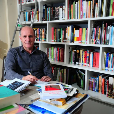 CAXIAS DO SUL, RS, BRASIL, 25/04/2023. Pauta para o Dia da Educação, com enfoque nos processos de alfabetização e letramento de jovens e adultos. Professor, educador, escritor de literatura infantil e ex-patrono da Feira do Livro de Caxias, Delcio Agliardi. (Porthus Junior/Agência RBS)<!-- NICAID(15413124) -->