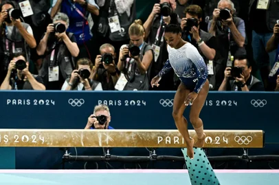 US' Simone Biles falls as she competes in the artistic gymnastics women's balance beam final during the Paris 2024 Olympic Games at the Bercy Arena in Paris, on August 5, 2024. (Photo by Lionel BONAVENTURE / AFP)<!-- NICAID(15833561) -->
