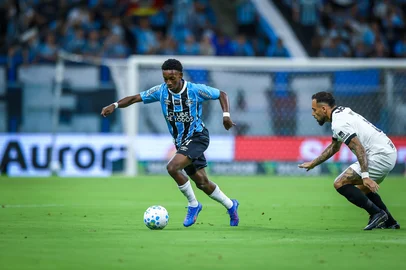 Lucas Uebel / Grêmio,Divulgação O meia-atacante Gabriel Mec, do Grêmio, em lance de jogo contra o Atlético-MG na Arena, válido pelo Brasileirão.<!-- NICAID(16233623) -->